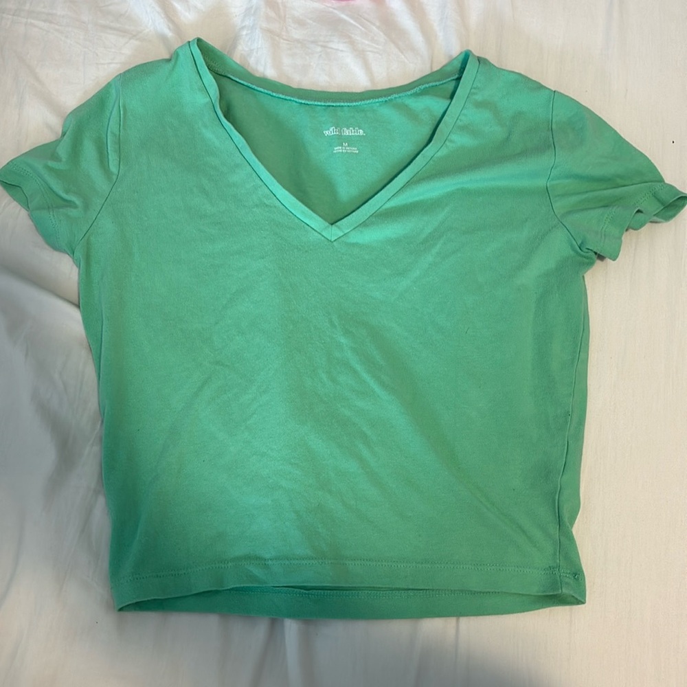 beautiful green trendy cropped tee!